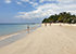 Klong Khong Beach auf Koh Lanta mit Strandbars und Menschen