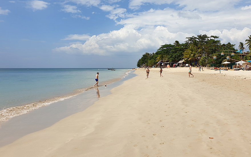 Klong Khong Beach auf Koh Lanta mit Strandbars und Menschen
