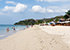 Klong Nin Beach auf Koh Lanta – langer Sandstrand mit Beach-Bars, Menschen und bewaldetem Hügel mit Bungalows