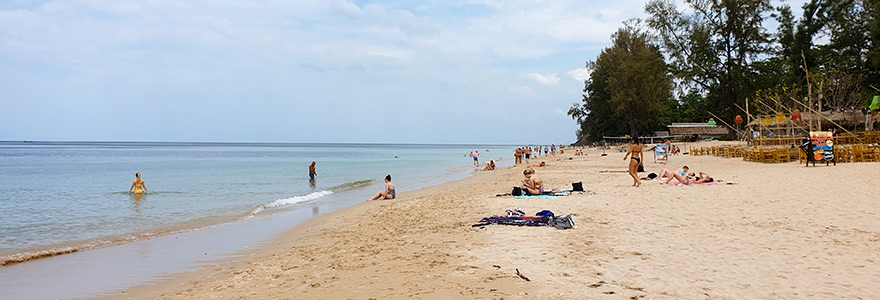 Phra Ae Beach (Long Beach) auf Koh Lanta mit Sonnenanbetern, ruhigem Meer und Strandrestaurant