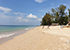 Phra Ae Beach auf Koh Lanta mit Volleyballnetz, Restaurant-Tischen und Meer