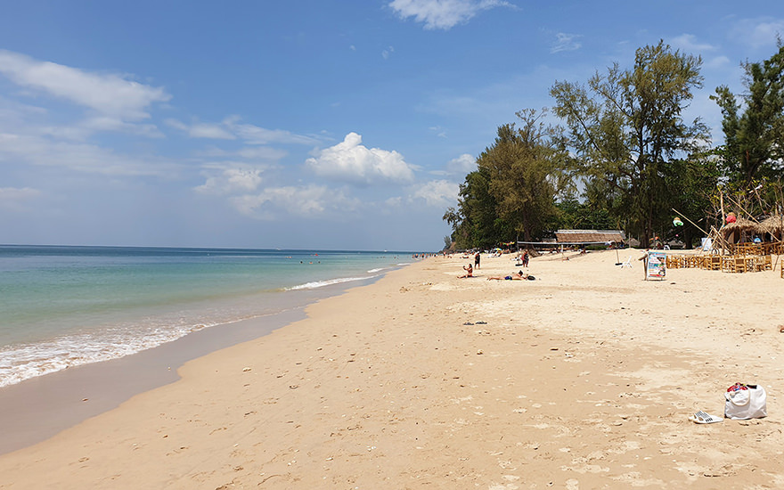 Phra Ae Beach auf Koh Lanta mit Volleyballnetz, Restaurant-Tischen und Meer