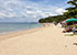 Relax Beach auf Koh Lanta – Sandstrand mit Sonnenschirmen, Beach-Bars, Bäumen und türkisfarbenem Meer