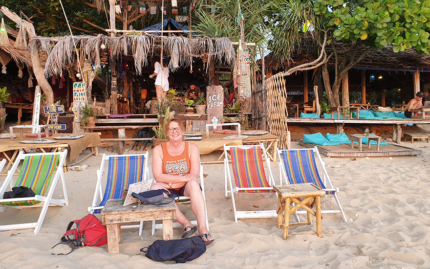 Strandbars am Relax Beach mit Liegestühlen, Holzterrassen und Sitzkissen
