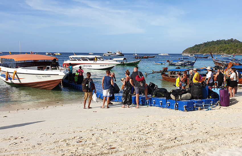 Schwimmender Bootsanleger am Pattaya Beach auf Koh Lipe