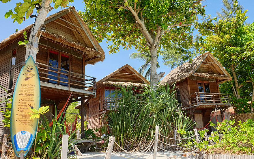 Zweistöckige Holzbungalows am Sunrise Beach