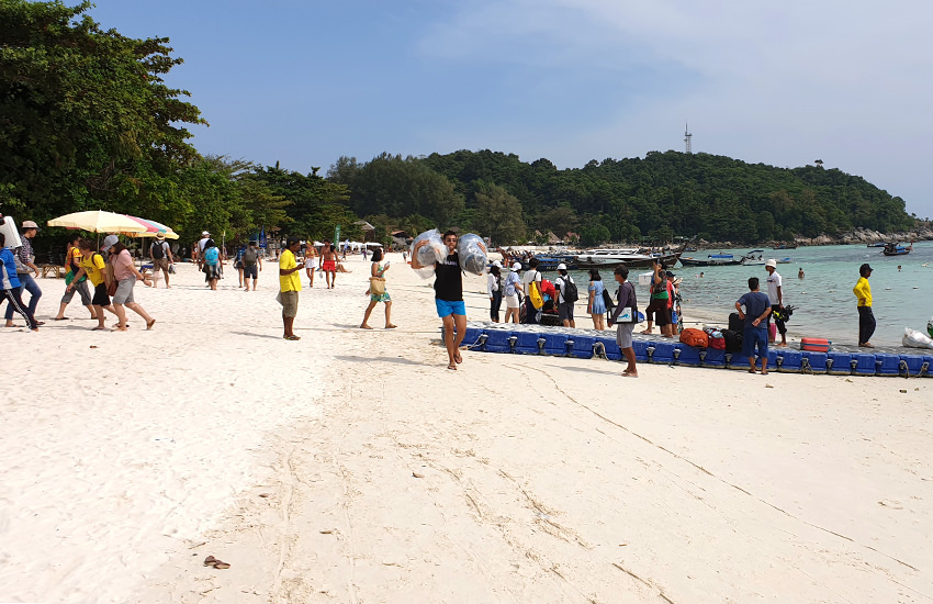 Anleger für Speedboote am Pattaya Beach auf Koh Lipe