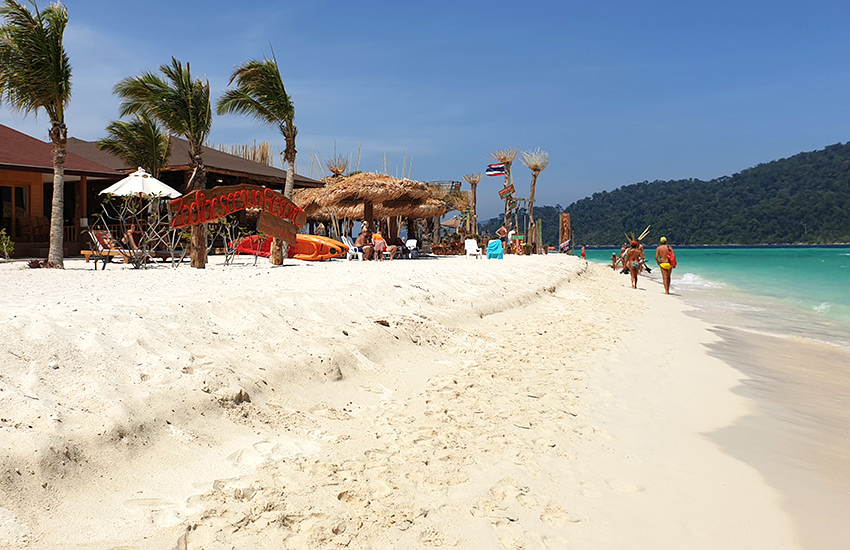 Bulow Beach auf Koh Lipe mit weißem Sand und Resort