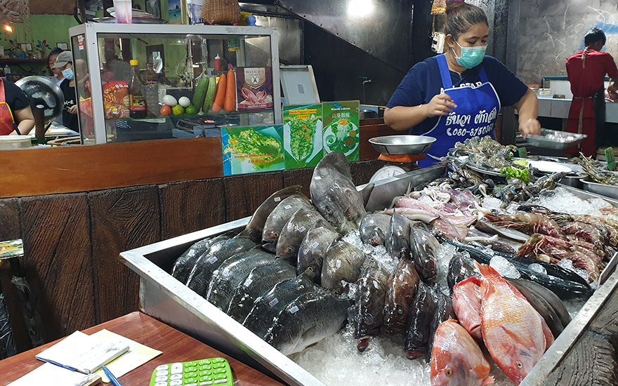 Auslage mit frischen Fischen in einem Restaurant an der Walking Street auf Koh Lipe