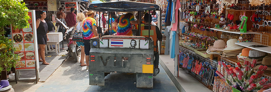 Moto-Taxi mit Beiwagen in der schmalen Walking Street auf Koh Lipe