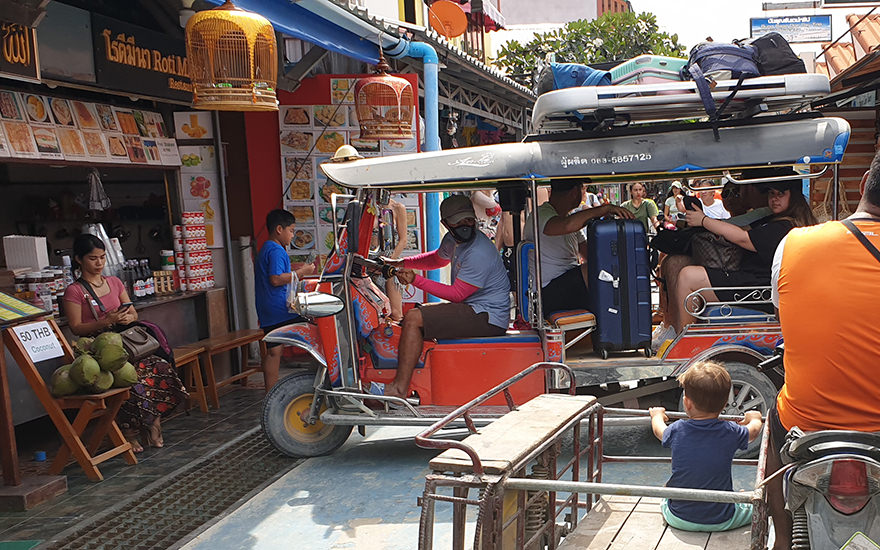 Moto-Taxi in der Walking Street auf Koh Lipe mit Reisenden und Gepäck