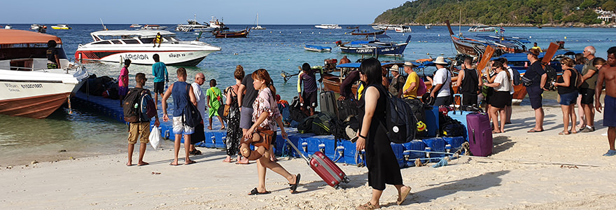 Bootsanleger am Pattaya Beach in der Hochsaison mit zahlreichen Touristen
