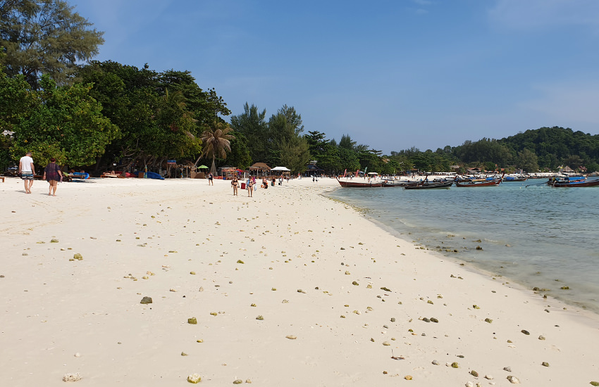 Pattaya Beach auf Koh Lipe mit weißem Sand und Longtailbooten