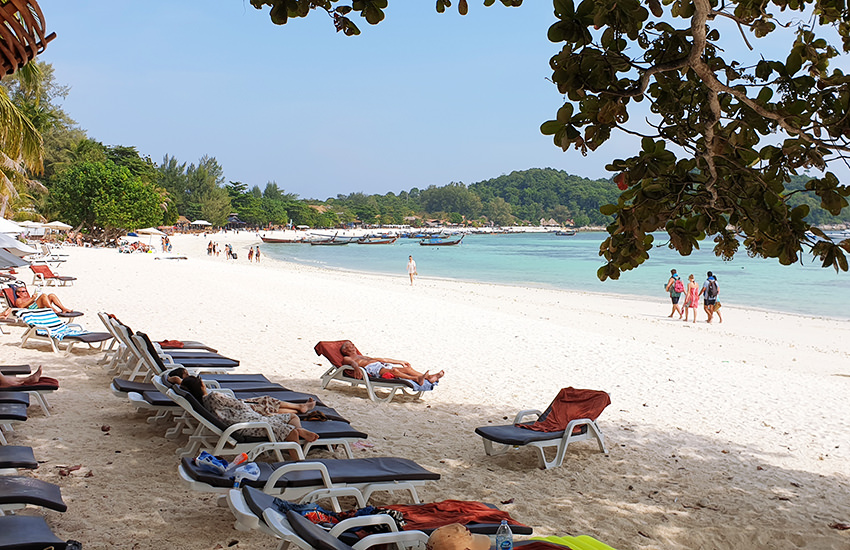 Ruhigerer westlicher Abschnitt des Pattaya Beach auf Koh Lipe mit weißem Sand und Strandliegen