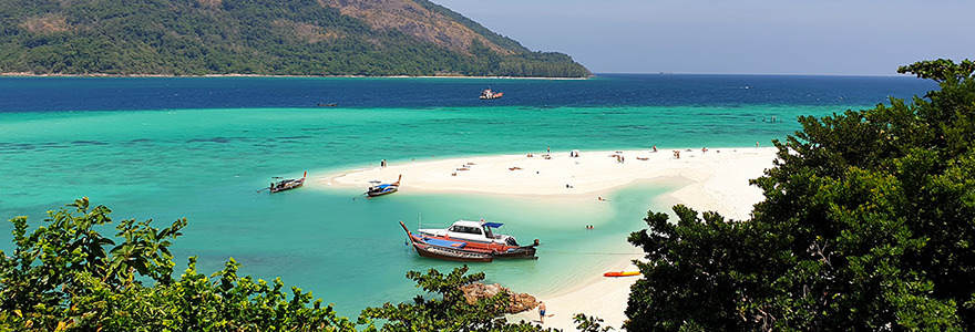 Weiße Sandbank mit türkisblauem Wasser am nördlichen Abschnitt des Sunrise Beach auf Koh Lipe