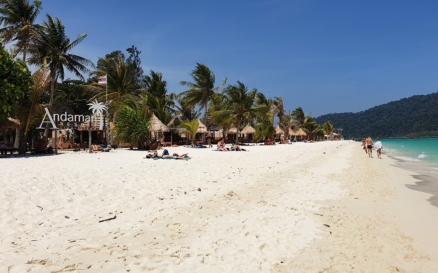 Resort am Sunrise Beach mit Palmen und Sonnenschirmen