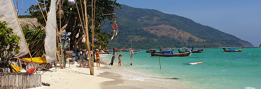 Sunrise Beach auf Koh Lipe bei Flut mit wenig Sandstrand