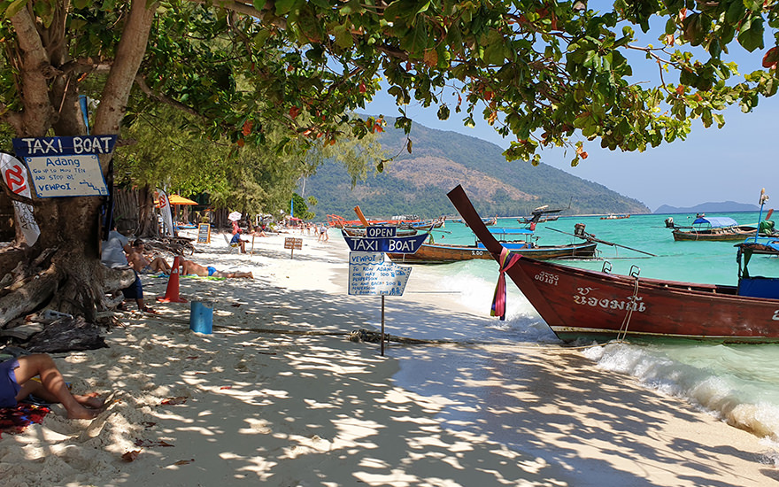 Südlicher, schmalerer Abschnitt des Sunrise Beach mit Taxibooten und Resorts