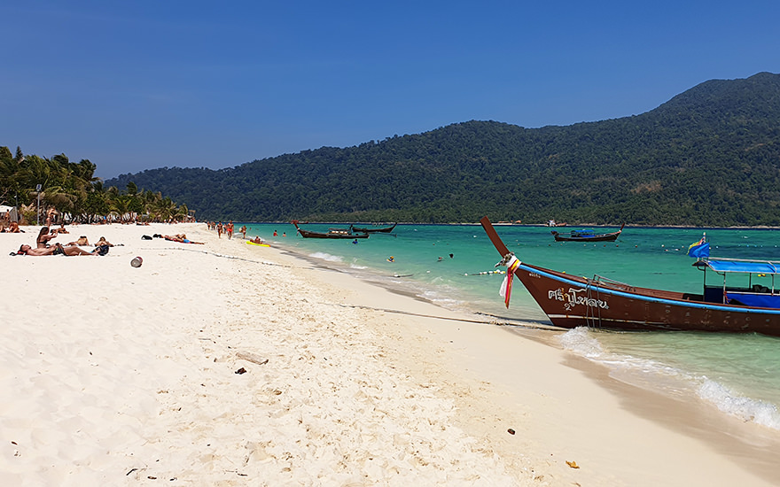 Sunrise Beach auf Koh Lipe mit weißem Sand, türkisfarbenem Wasser und Koh Adang im Hintergrund