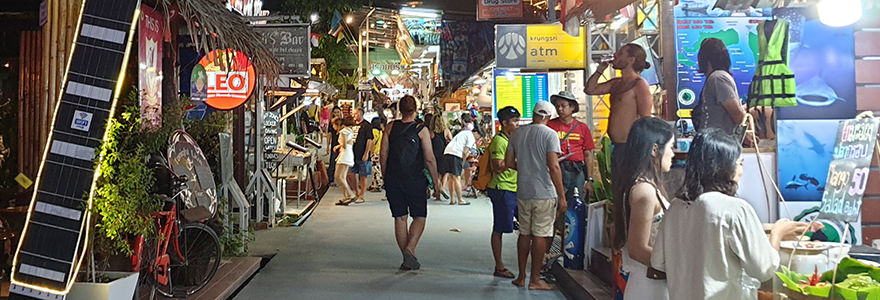Walking Street auf Koh Lipe am Abend mit Essensständen und Restaurants