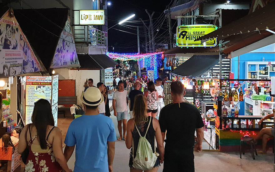 Walking Street auf Koh Lipe am Abend mit Beleuchtung und Geschäften
