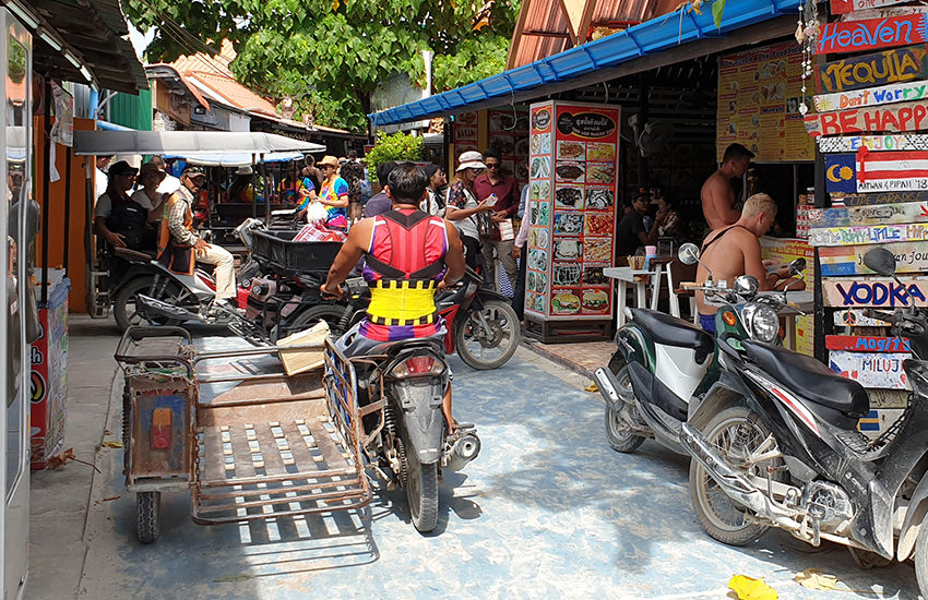 Walking Street auf Koh Lipe mit Streetfood-Ständen und Moto-Taxis