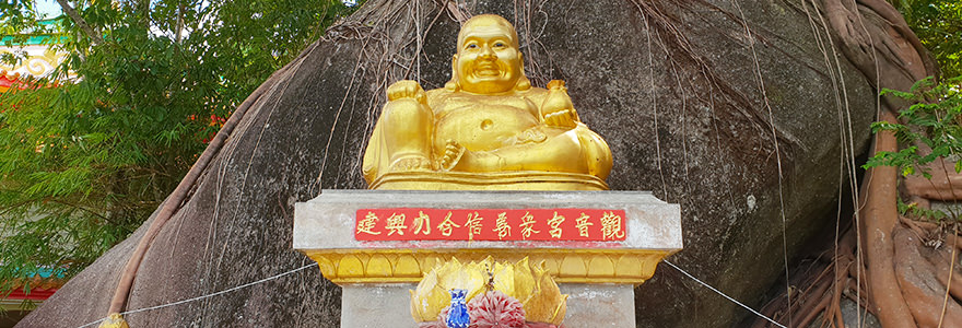 Goldene Statue eines sitzenden Buddhas im Chinese Temple auf Koh Phangan 