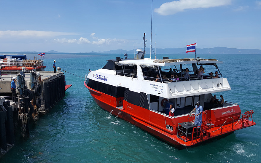 Highspeed-Fähre mit offenem Oberdeck beim Anlegen am Pier auf Koh Phangan