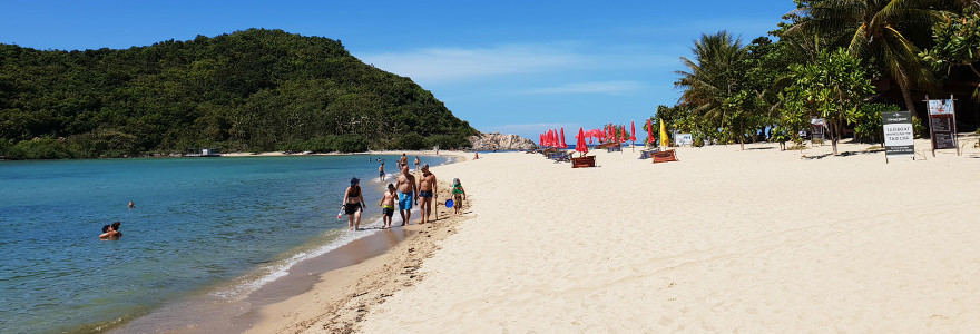 Mae Haad Beach mit weißem Sand und bewaldeter Insel Koh Ma