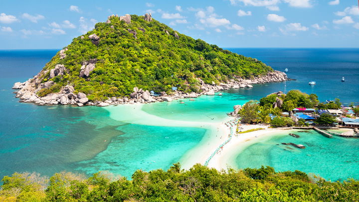 Blick auf die Nang-Yuan-Inseln mit weißen Sandbänken und türkisfarbenem Wasser