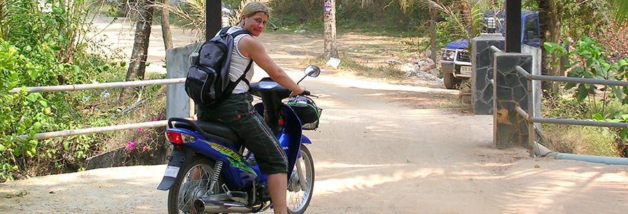 Rollerfahrerin auf einer Sandpiste