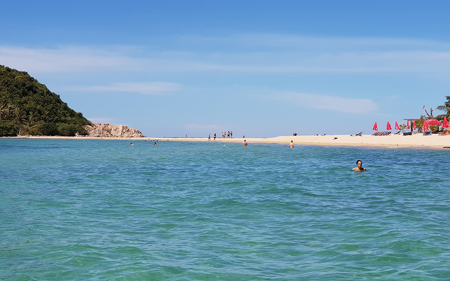 Blick vom Mae Haad Beach auf die bewaldete Insel Koh Ma im Nordwesten von Koh Phangan