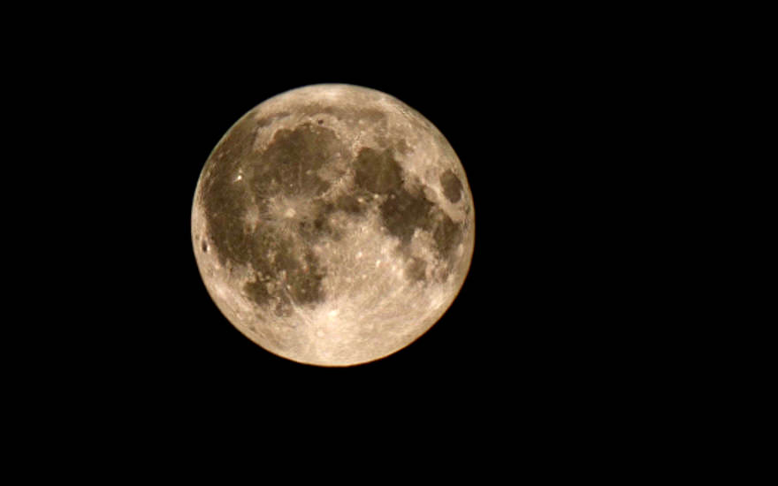 Vollmond am tiefschwarzen Nachthimmel