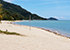 Baan Kai Beach auf Koh Phangan – menschenleerer Strand, eingerahmt von grünem Hinterland