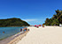 Haad Mae Haad auf Koh Phangan mit Spaziergängern am Strand und bewaldeter Insel Koh Ma