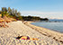 Srithanu Beach auf Koh Phangan mit Sonnenschirmen und im Sand liegenden Menschen