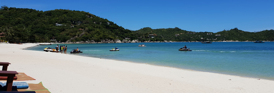 Thong Nai Yai Beach auf Koh Phangan mit weißem Sand, türkisblauem Meer und bewaldeten Hügeln