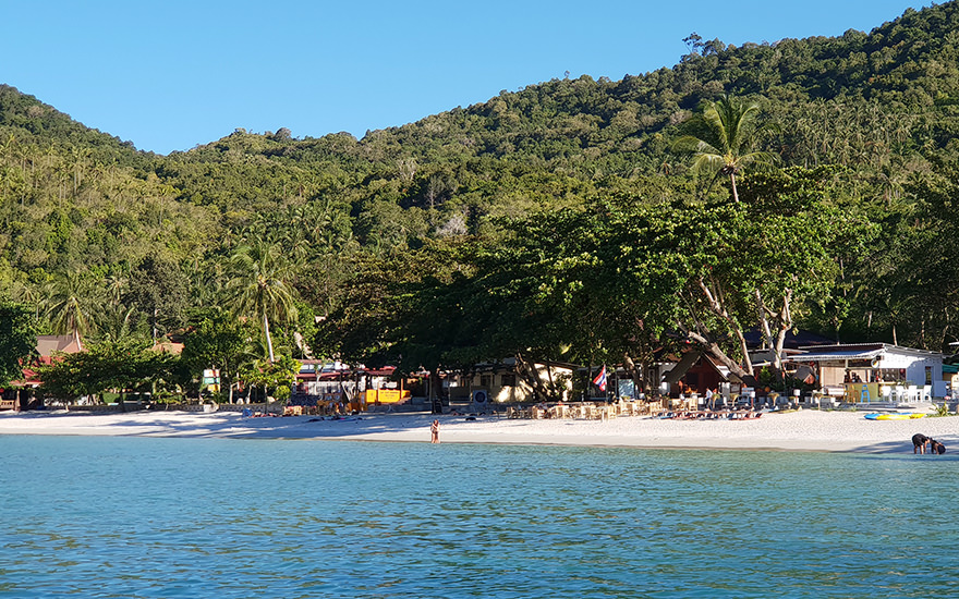 Thong Nai Pan Yai Beach bei schönem Wetter mit Strandbar und Palmen