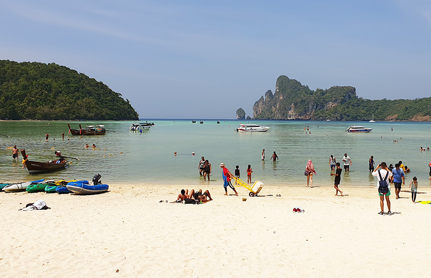 Loh Dalum Bay auf Koh Phi Phi Don mit türkisfarbenem Wasser und Kalksteinfelsen