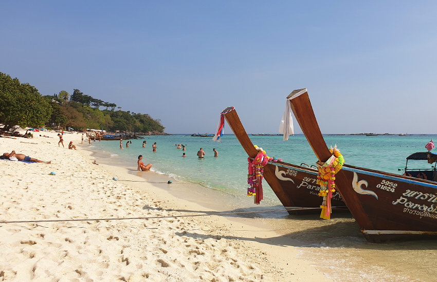 Long Beach auf Koh Phi Phi Don mit hellem Sand, türkisfarbenem Wasser und Badenden