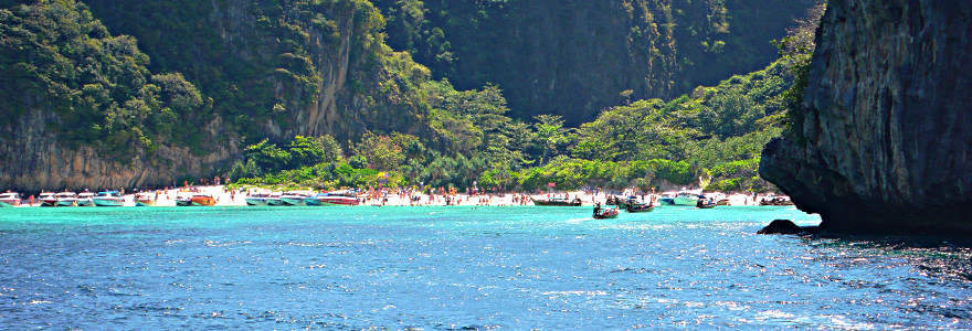 Maya Bay auf Koh Phi Phi Leh mit weißem Sand, Ausflugsbooten und Kalksteinfelsen