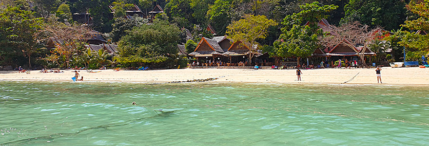 Phak Nam Beach auf Koh Phi Phi Don mit hellem Sand, türkisfarbenem Wasser und bewaldeten Hügeln im Hinterland