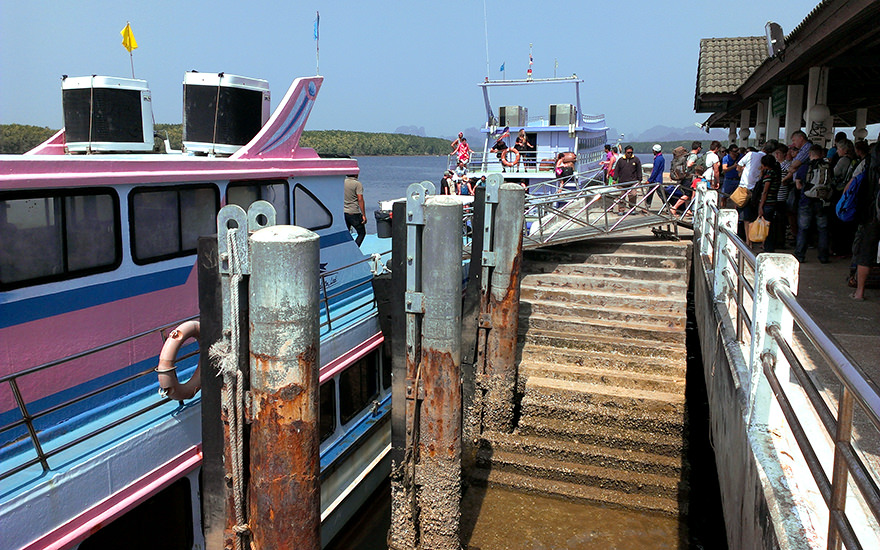Fähre nach Koh Phi Phi am Klong Jilad Pier in Krabi