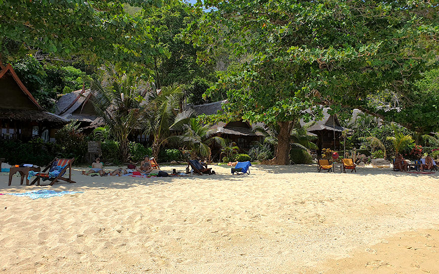 Bungalows am ruhigen Phak Nam Beach an der Ostküste von Koh Phi Phi Don