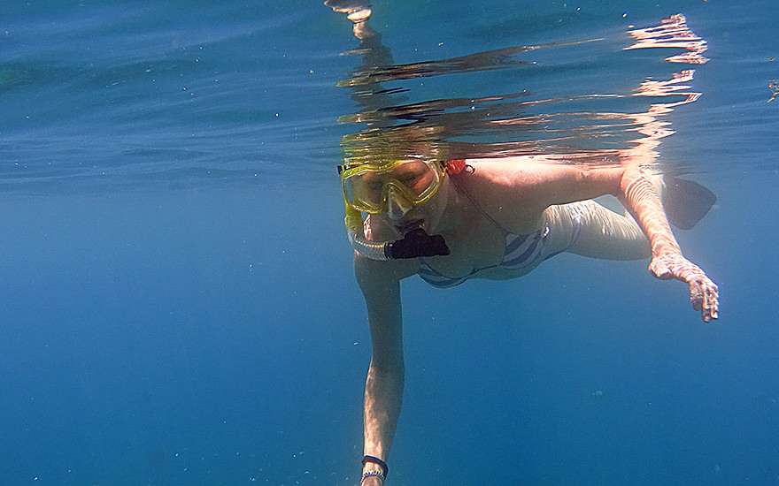 Schnorchlerin bei Koh Phi Phi unter Wasser