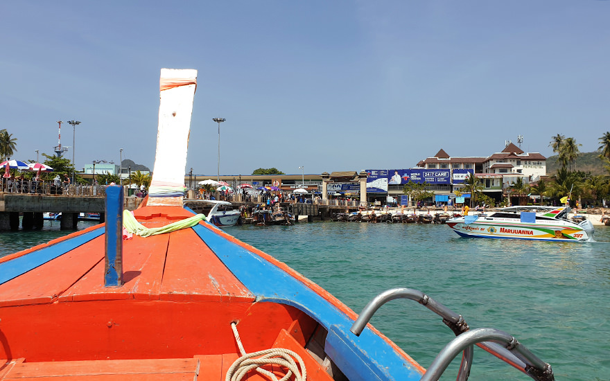 Taxiboot in Fahrt in der Tonsai Bay