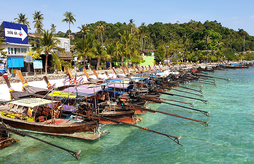 Taxiboote am schmalen, weißen Strand von Tonsai