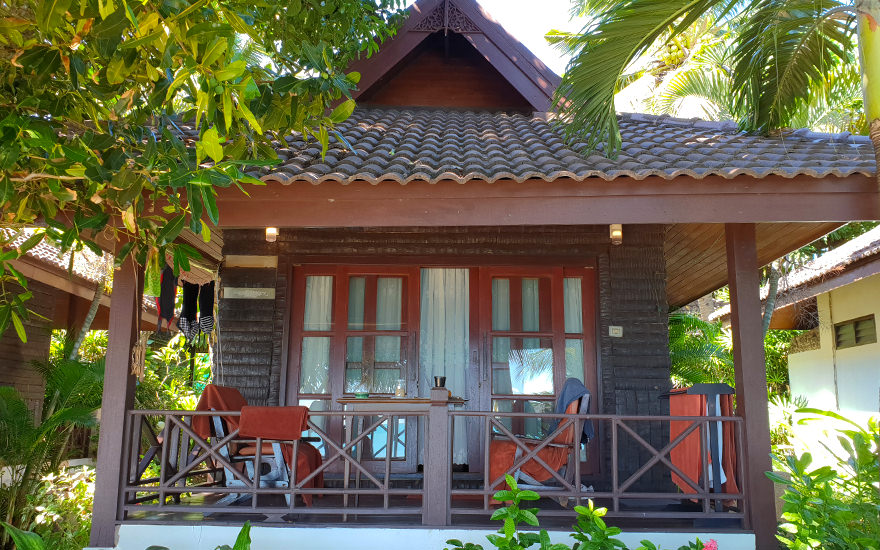 Holzbungalow mit Terrasse am Maenam Beach