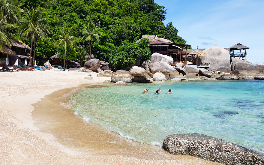 Jansom Bay auf Koh Tao mit Strand, türkisfarbenem Wasser und Felsen