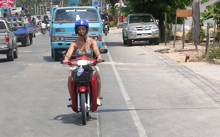 Roller-Fahrerin auf der Ringstraße auf Koh Samui